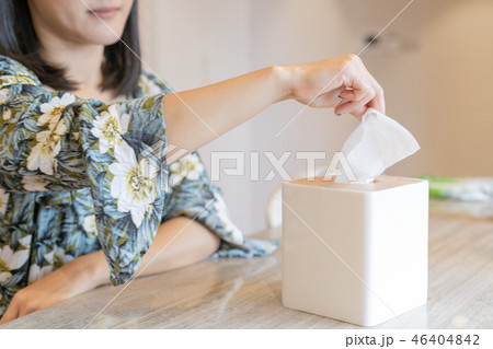 woman hand picking napkin tissue paper 46404842
