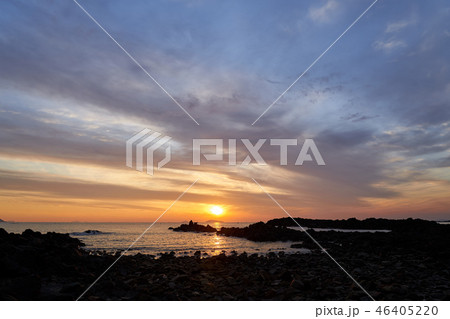 夕焼け コッチビーチ 岩 46405220