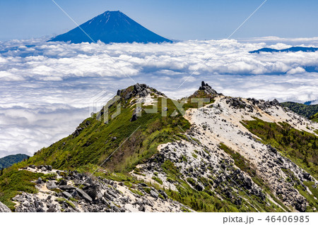 鳳凰三山　観音ヶ岳山頂からの風景　薬師岳・富士山 46406985