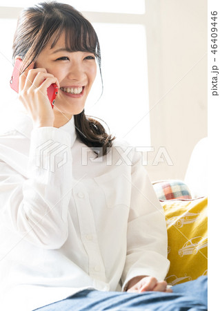 スマホで通話する女性 スマホで通話する女性 46409446