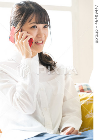 スマホで通話する女性 46409447