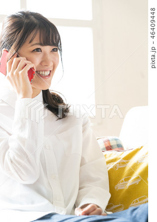 スマホで通話する女性 46409448