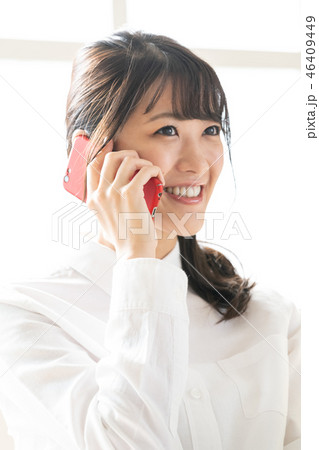 スマホで通話する女性 46409449