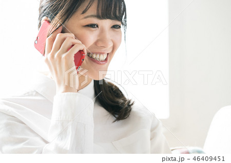 スマホで通話する女性 スマホで通話する女性 46409451