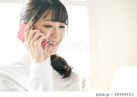 スマホで通話する女性 46409452