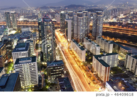 風景 夜景 高層ビル 46409618