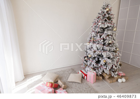Christmas tree with presents, Garland lights new year 46409873