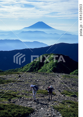 登山道を行く人 登山道を行く人 46410903