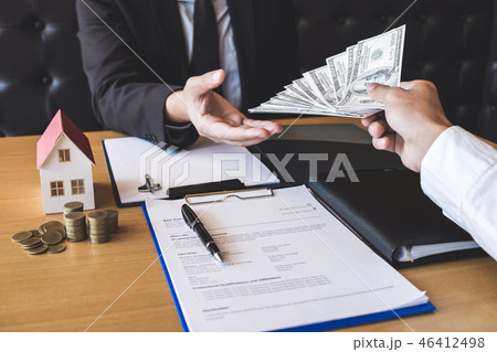 Estate agent broker receive money from client after signing agre 46412498