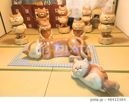 猫寺の雲林寺にいる木彫りのチェーンソーアートの猫たちの写真