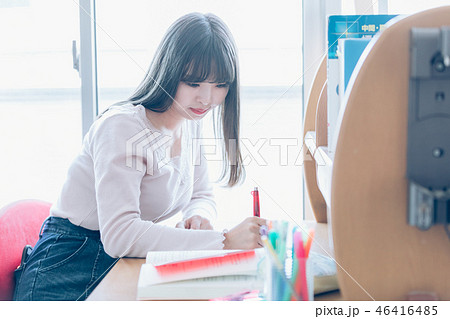 勉強する女性 勉強する女性 46416485