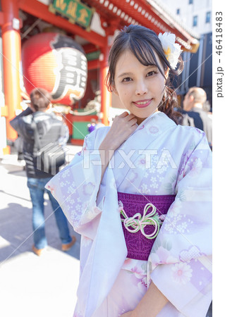 浅草を散策する着物姿の若い女性 雷門 浅草を散策する着物姿の若い女性 雷門 46418483