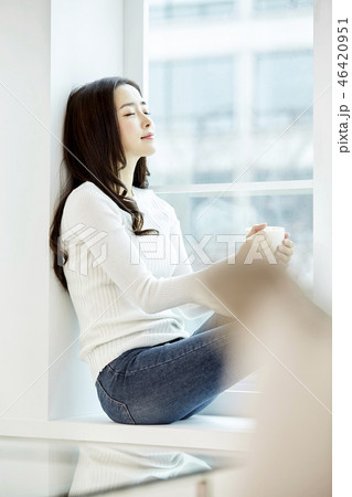 若い女性 窓 ヒーリング 46420951