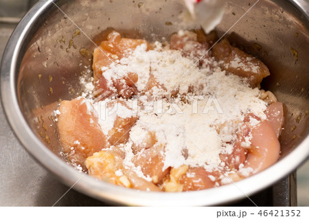 唐揚げ　下ごしらえ 46421352