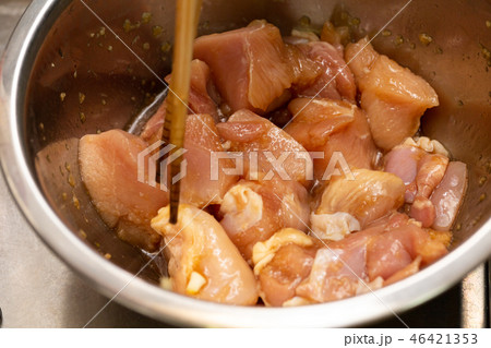 唐揚げ　下ごしらえ 46421353