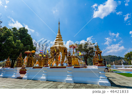 pagoda and Buddha statues in Wat Prathat Doi Wao 46421833