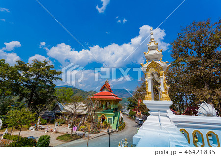 pagoda and Buddha statues in Wat Prathat Doi Wao 46421835