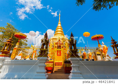 pagoda and Buddha statues in Wat Prathat Doi Wao 46421841