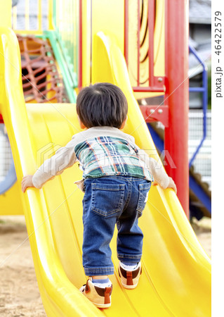 公園の滑り台を登ろうとする男の子の後ろ姿 公園の滑り台を登ろうとする男の子の後ろ姿 46422579