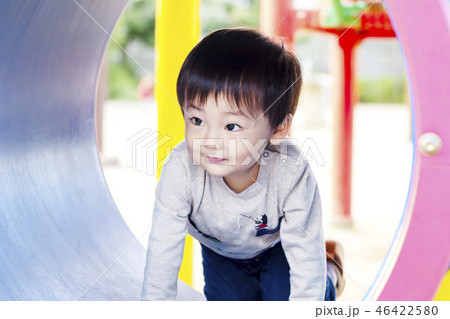 公園の遊具のトンネルを這って遊ぶ男の子 公園の遊具のトンネルを這って遊ぶ男の子 46422580