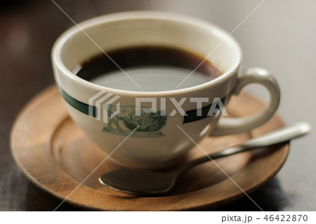 休日の朝に飲む挽きたてのドリップコーヒー 46422870