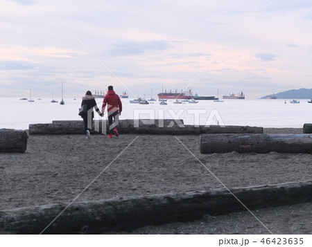 イングリッシュベイを歩くカップル イングリッシュベイを歩くカップル 46423635