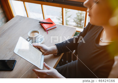 Tablet in a woman hands 46424166
