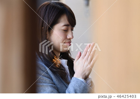 神社　初詣　お参りをする女性 46425403