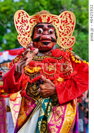 Dancer in Balinese costume and Topeng Wayang mask Dancer in Balinese costume and Topeng Wayang mask 46425932
