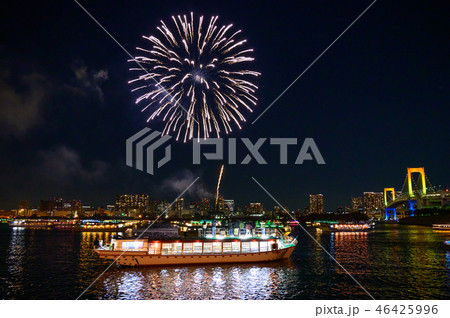 花火と屋形船のイメージ 46425996