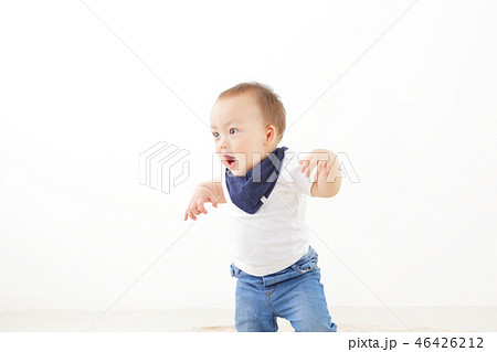 赤ちゃん 成長 歩くの写真素材