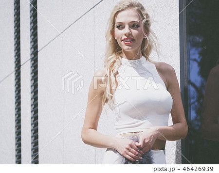 Fashionable woman in city 46426939