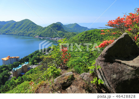 群馬県の榛名湖西側にある硯岩(すずりいわ)から見た天目山、三ッ峰山と榛名湖の写真素材 [46428828] - PIXTA