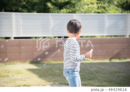 庭で遊ぶ男の子 46429618