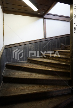 旧遷喬尋常小学校校舎(岡山県真庭市(旧真庭郡久世町)にある歴史的建築物):回廊式階段 旧遷喬尋常小学校校舎(岡山県真庭市(旧真庭郡久世町)にある歴史的建築物):回廊式階段 46430173