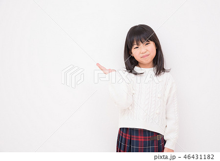 お勧めポーズをする小学生の女の子 46431182