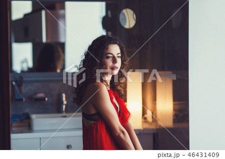 Portrait of beautiful young woman 46431409
