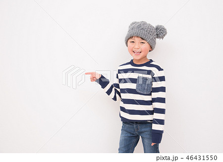 笑顔で指差しをする子供 46431550