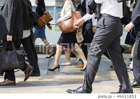 女性の通勤風景 女性の通勤風景 46431853