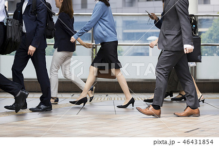 女性の通勤風景 女性の通勤風景 46431854