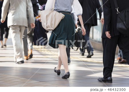 通勤する女性の風景 通勤する女性の風景 46432300