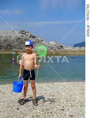 浄土ヶ浜で魚を捕まえようとする子ども 浄土ヶ浜で魚を捕まえようとする子ども 46432783