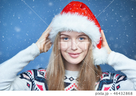 Closeup of a woman wearing Santa hat, looking at camera 46432868