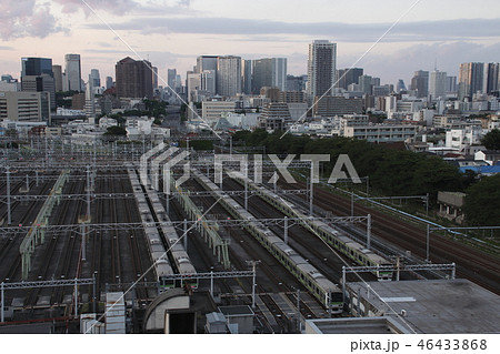 日没迫る山手線車庫 46433868