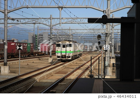 旭川駅にて、走り去っていくワンマン列車 46434011