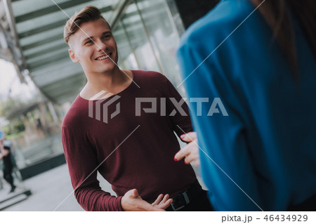 Friendly talks between male and female colleagues 46434929