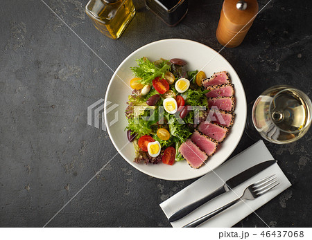 Sliced Steak of tuna in sesame and a salad 46437068