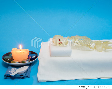 man skeleton at spa massage salon on table 46437352