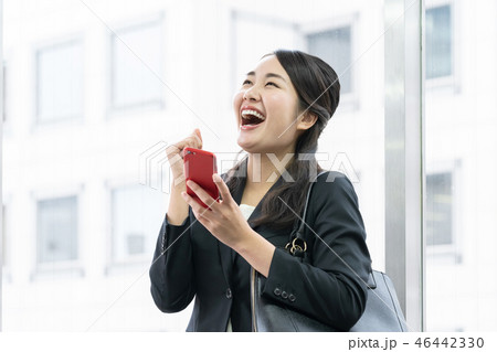 スマホで良い知らせを受ける女性 スマホで良い知らせを受ける女性 46442330