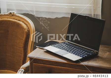 ノートパソコンとスマートフォン ノートパソコンとスマートフォン 46443413